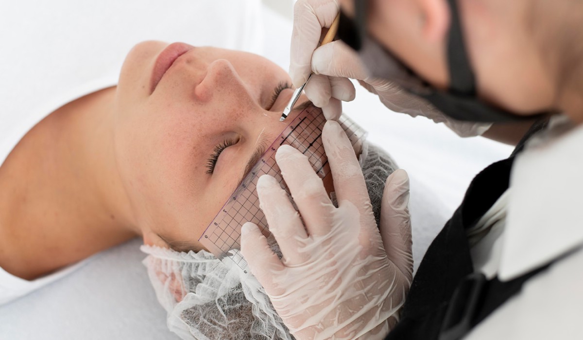 فرآیند کاشت ابرو برای ترمیم زخم‌ها