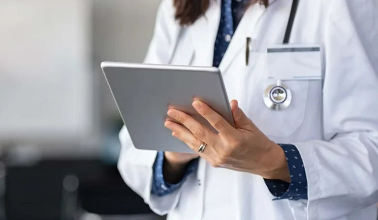 هزینه لیپوساکشن غبغب : در سال 1404 و در ایران چقدر است؟