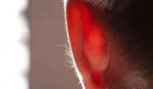 لیزر موهای گوش و بینی : روشها، مزایا و معایب