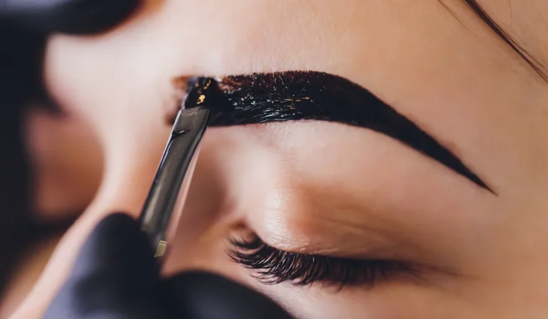 رنگ کردن ابرو بعد از کاشت : زمان مناسب، نکات لازم حین رنگ و مراقبت‌های بعد از آن