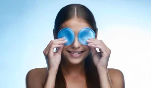 اهمیت کمپرس یخ بعد از بلفاروپلاستی : روش‌ موثر برای کاهش تورم، کبودی و التهاب