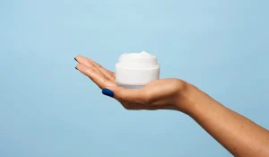 ۱۵ آبرسان مخصوص پوست چرب : مرطوبکنندههای مناسب برای کنترل چربی