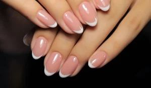 15 مدل ناخن ترند ۲۰۲۵ : از رنگهای مینیمال تا رنگینکمانی و مشکی
