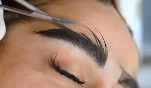 کاشت ابرو چند ساعت طول می‌کشد؟ چقدر دوران نقاهت دارد؟