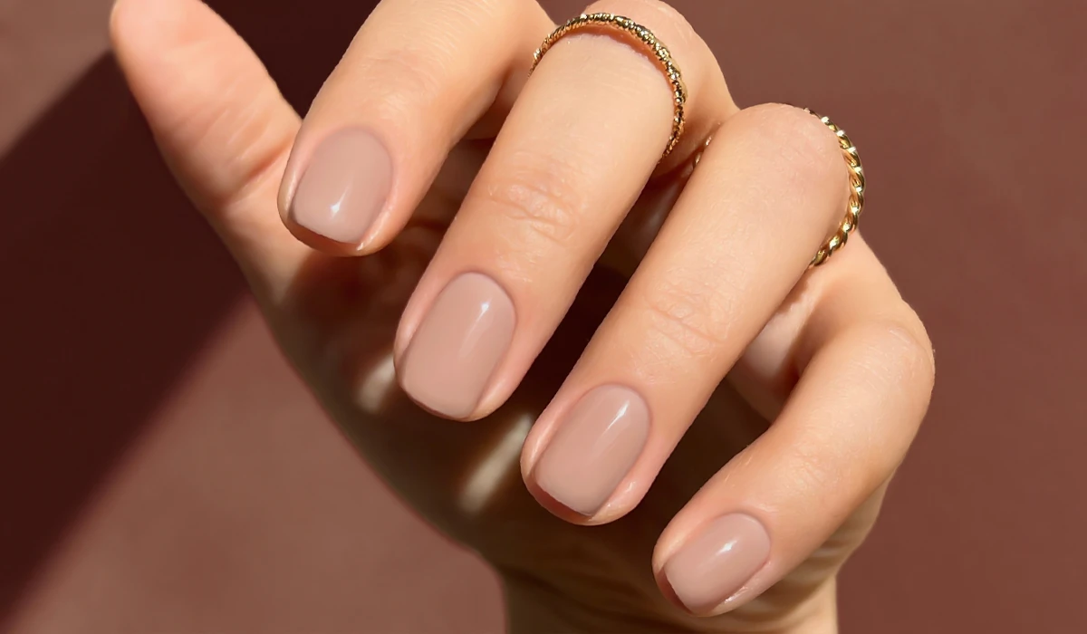 ناخن‌های کوتاه و طبیعی با رنگ‌های نود (Nude Short Nails)