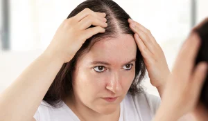 علت ریزش مو در زنان بالای ۴۰ سال : چرا با افزایش سن، موها کمپشت میشوند؟